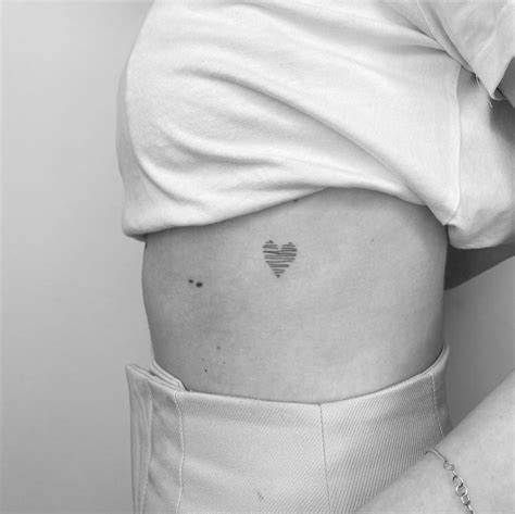 tatuaje entre pechos|Tatuajes de mujer en el pecho